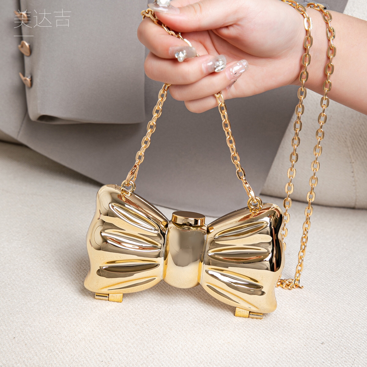Glossy Gold Metal Bow Shaped M - огляд і ціна Wallet Chain Bag